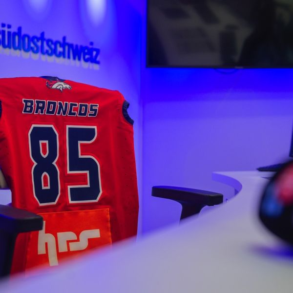 Foto: Calanda Broncos und das Radio Südostschweiz verlängern die Partnerschaft. Bild: Livia Mauerhofer